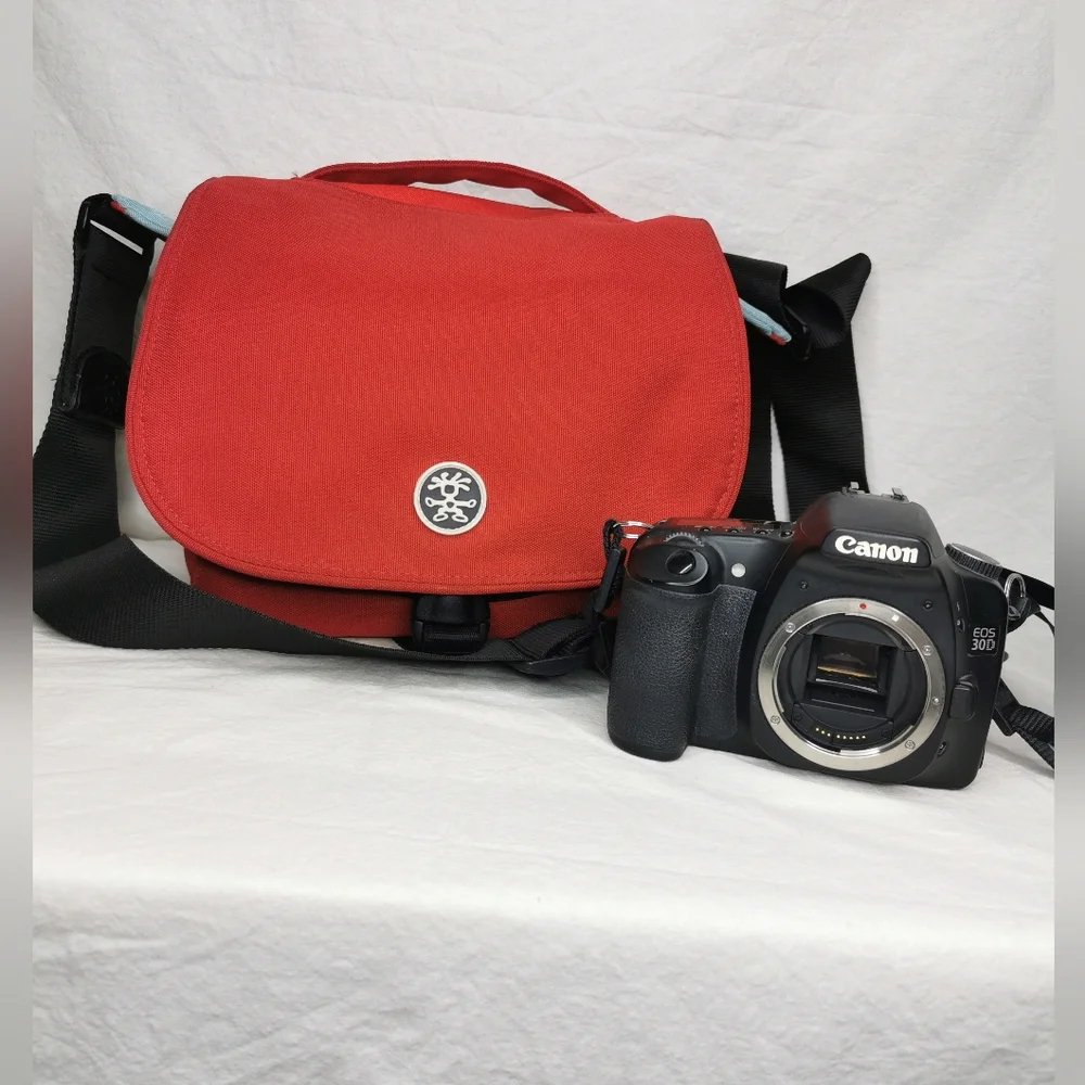 Canon EOS 30D digital SLR camera w/ case & cleaning tool